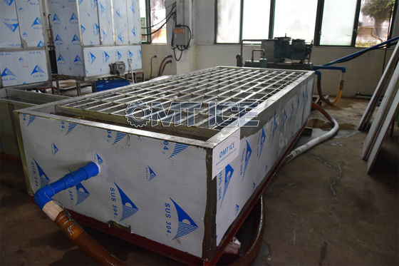 8 tonnes / 24 heures Machine de fabrication de blocs de glace refroidissement par eau économiser de l' espace pour les fruits de mer
